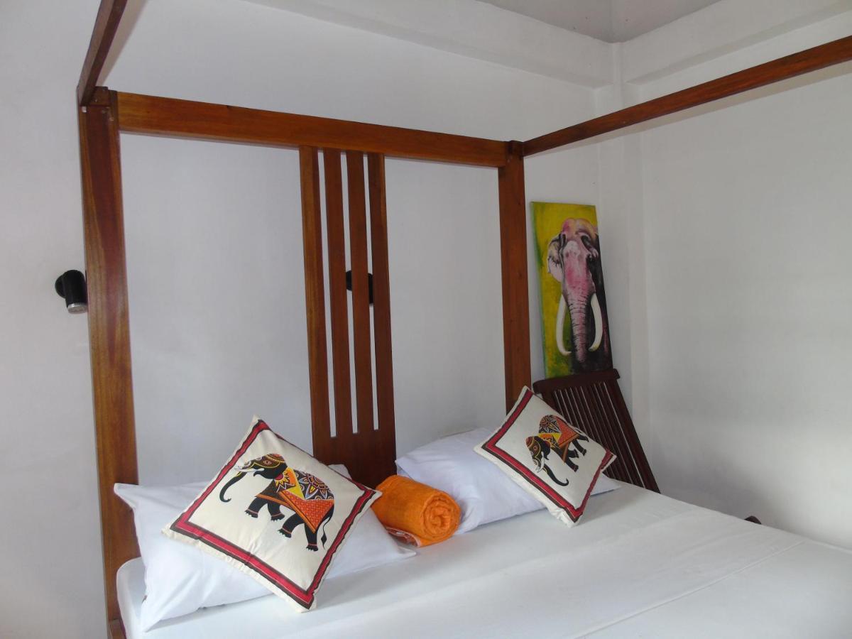 Banana Beach Unawatuna Buitenkant foto